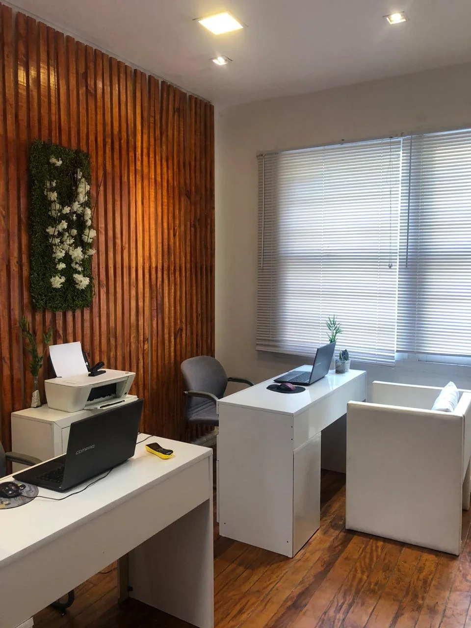 Escritório com mesa e cadeiras