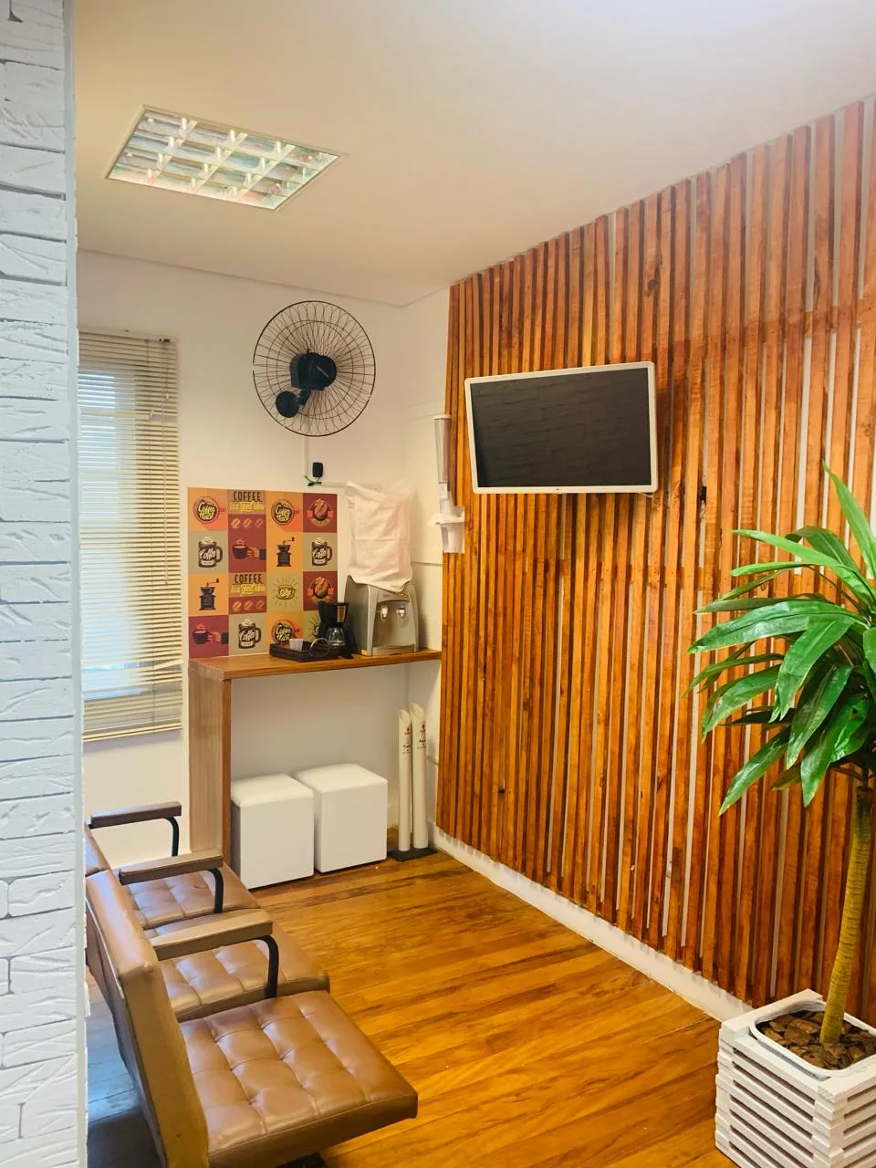 Ambiente com sofá e televisão